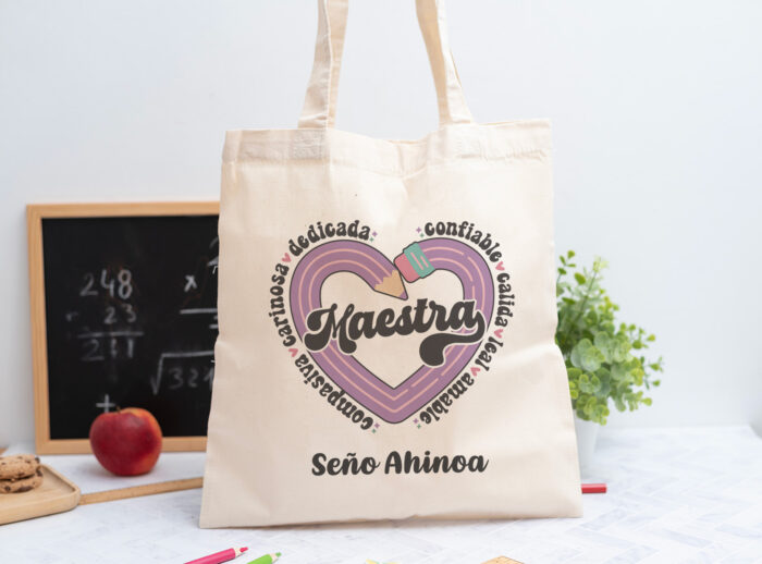 Tote bag personalizada con el texto Maestra y los adjetivos ‘Comprensiva, cariñosa, dedicada, confiable, cálida, leal y amable', nombre de la profesora, curso y nombres de los niños en el reverso