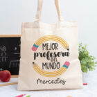 Tote bag personalizada con mensaje 'Mejor profesora del mundo', nombre de la profesora, curso y nombres de los niños en el reverso