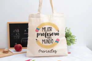 Tote bag personalizada con mensaje 'Mejor profesora del mundo', nombre de la profesora, curso y nombres de los niños en el reverso