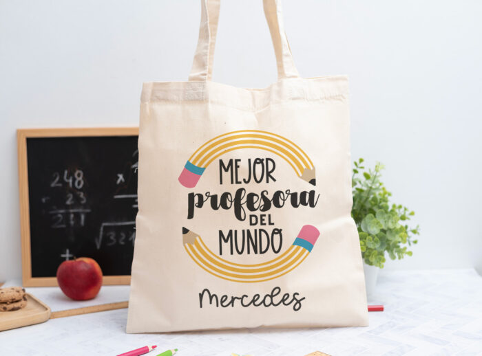 Tote bag personalizada con mensaje 'Mejor profesora del mundo', nombre de la profesora, curso y nombres de los niños en el reverso